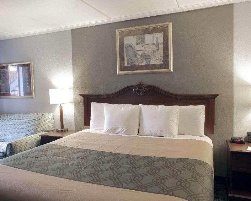 Econo Lodge 4