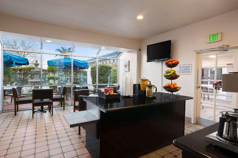 Travelodge by Wyndham Bakersfield 4
