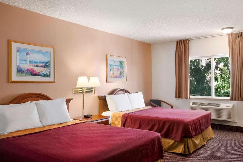 Travelodge by Wyndham Bakersfield 3