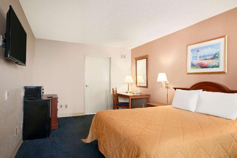 Travelodge by Wyndham Bakersfield 5