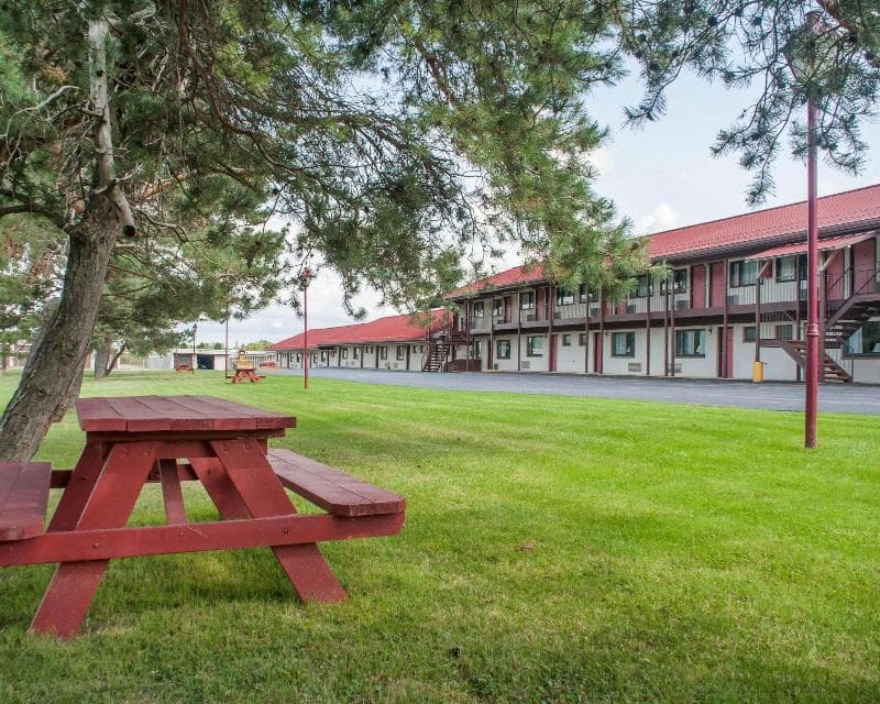 Econo Lodge South Buffalo 5
