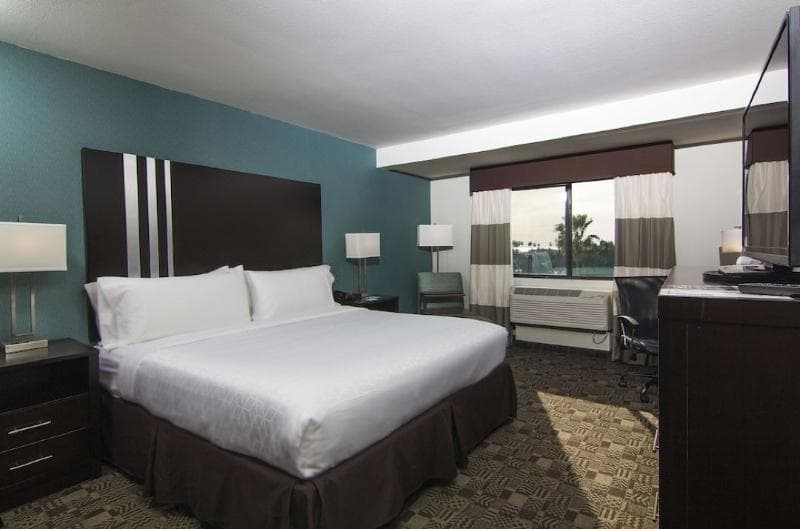 Holiday Inn Express & Suites Carlsbad Beach photo 1