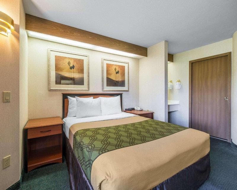 Econo Lodge North Academy 4