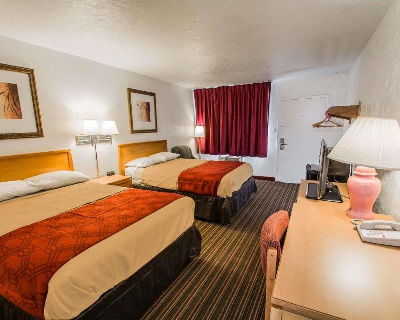 Econo Lodge University 2