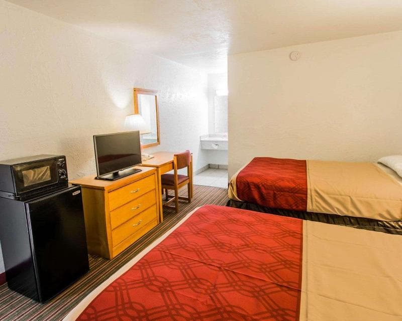 Econo Lodge University 3