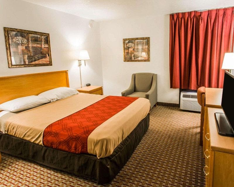 Econo Lodge University 5