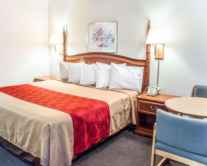 Econo Lodge & Suites 2