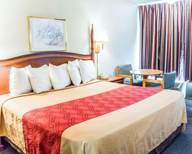 Econo Lodge & Suites 4