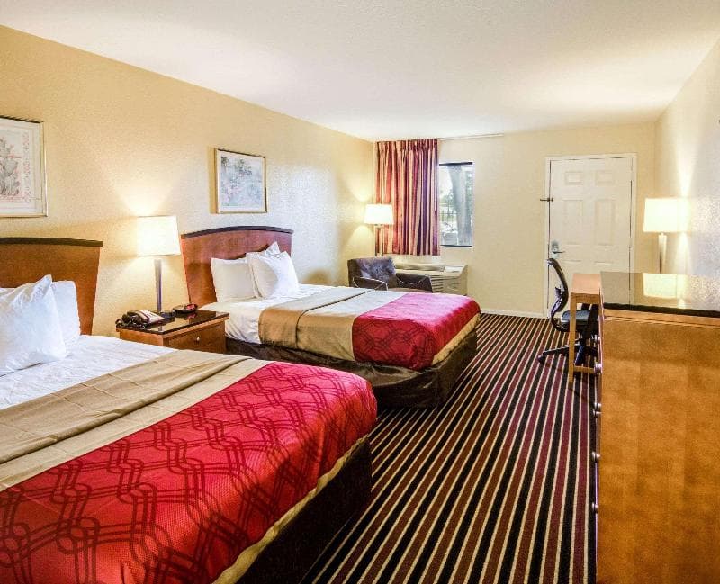 Rodeway Inn & Suites Hwy 290 NW 2