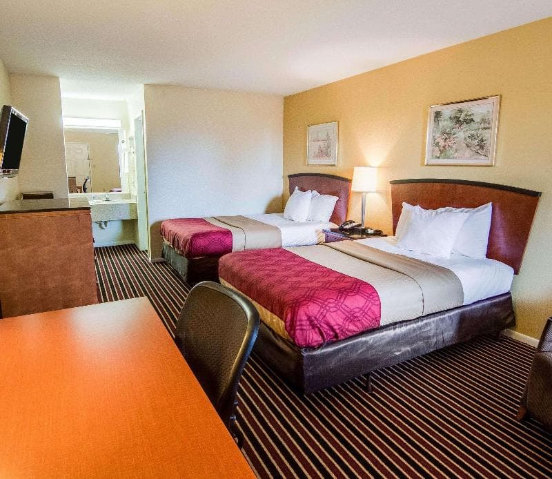 Rodeway Inn & Suites Hwy 290 NW 3