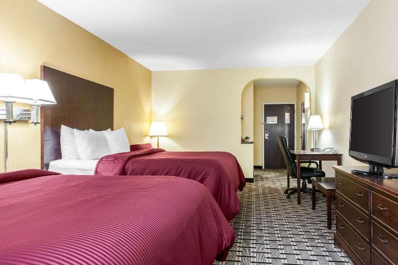 Clarion Inn & Suites Northwest 2