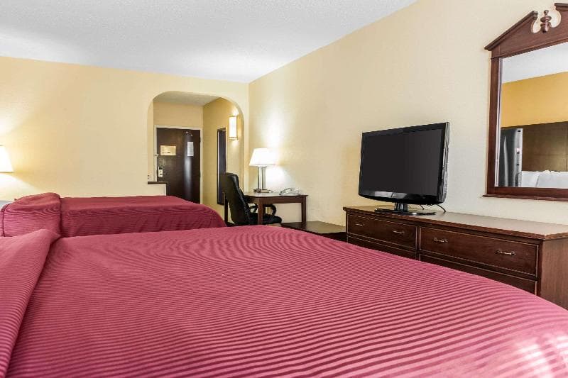 Clarion Inn & Suites Northwest 3