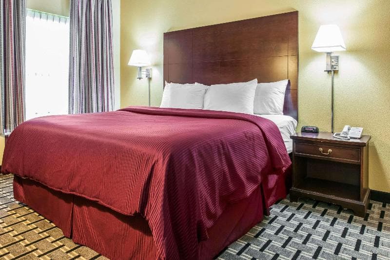 Clarion Inn & Suites Northwest 4