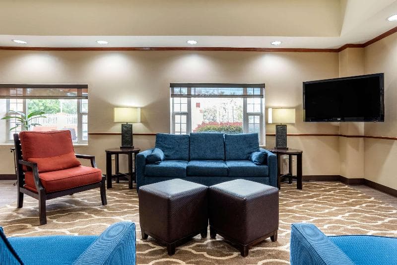 Comfort Suites Airport 5