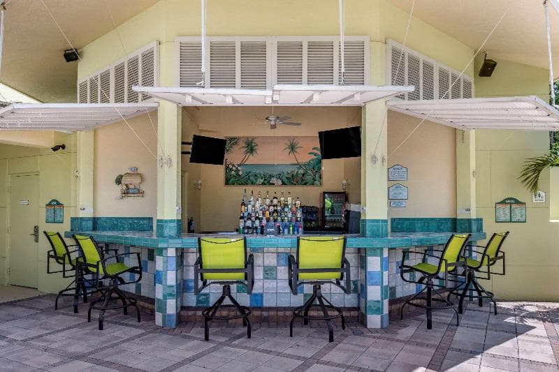 Comfort Suites Maingate East 2