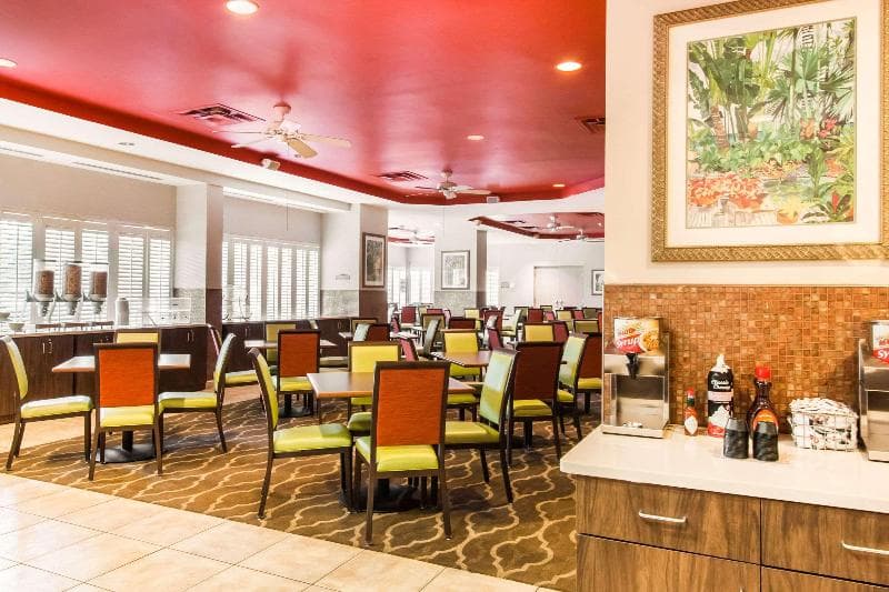 Comfort Suites Maingate East 4