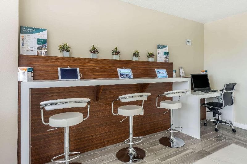 Quality Inn And Suites Kissimmee By The Lake 2
