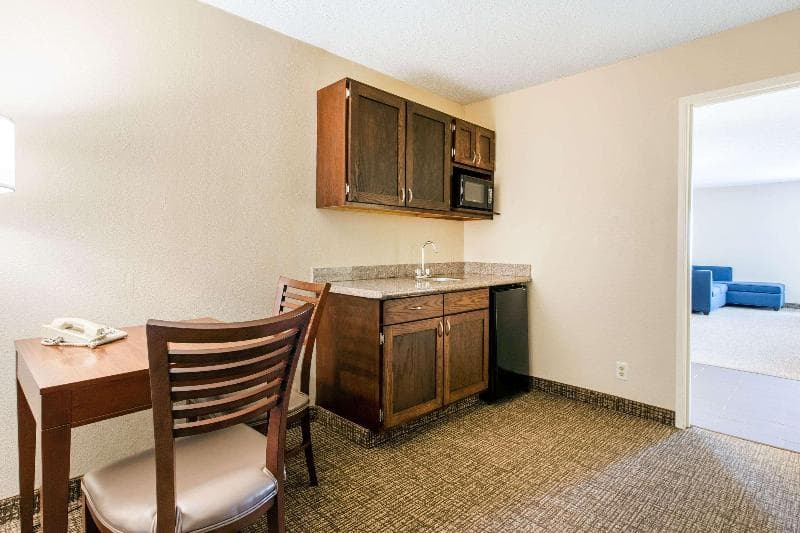 Comfort Inn & Suites Airport 5