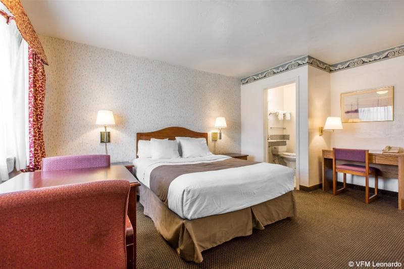 Monterey Fairgrounds Inn 5