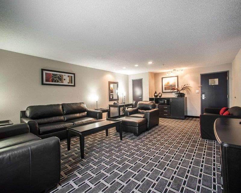 Comfort Suites Airport Nashville 5