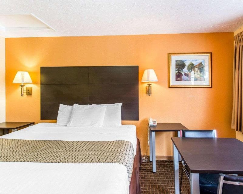 Econo Lodge North main