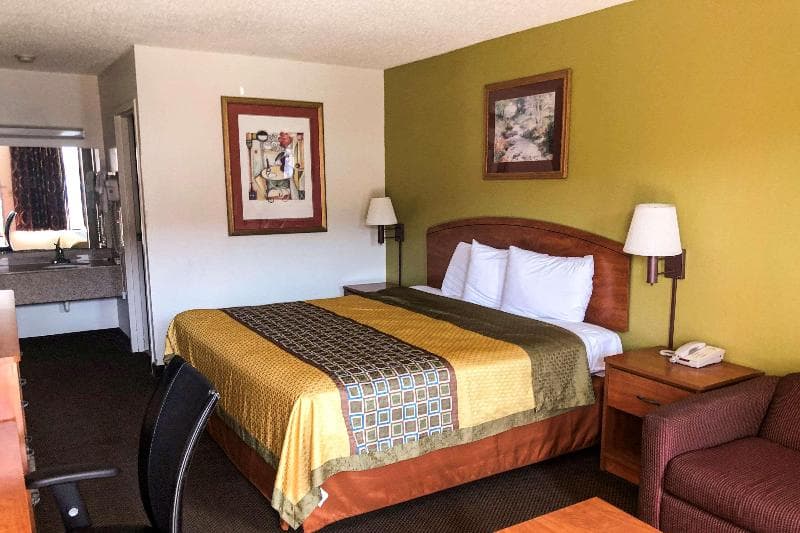 Econo Lodge 4