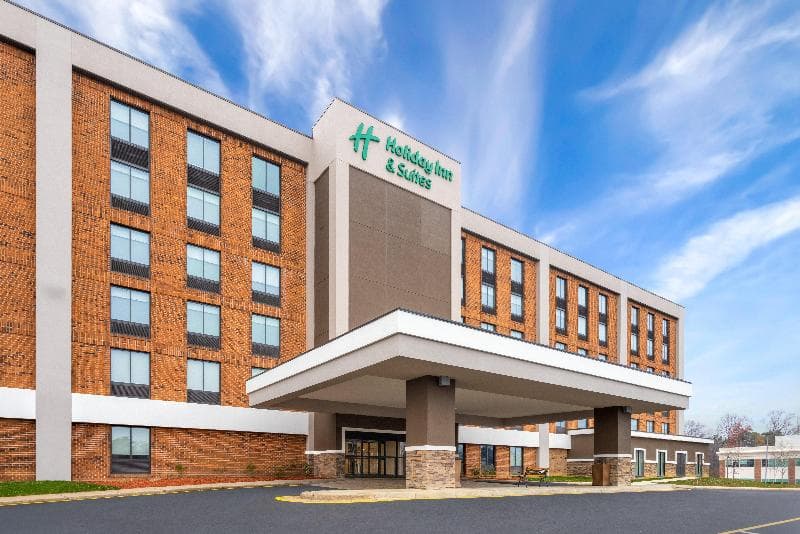 Holiday Inn & Suites Richmond - West End 4