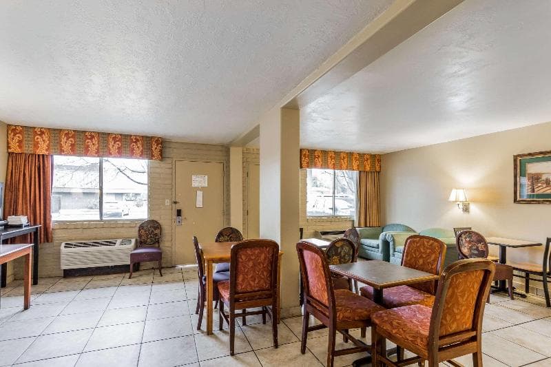 Econo Lodge Downtown 4