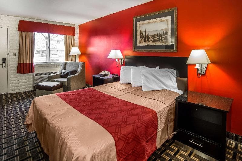 Econo Lodge Downtown 3