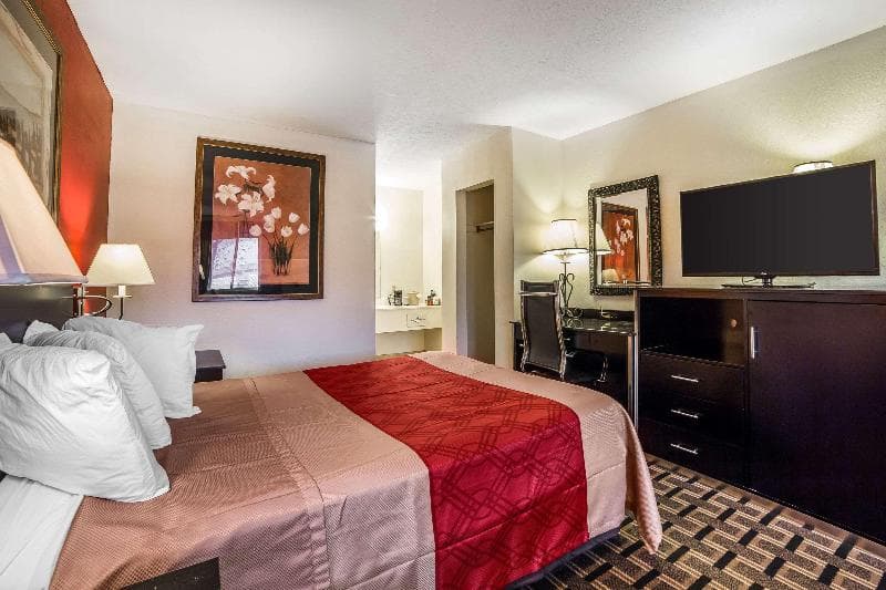 Econo Lodge Downtown 5