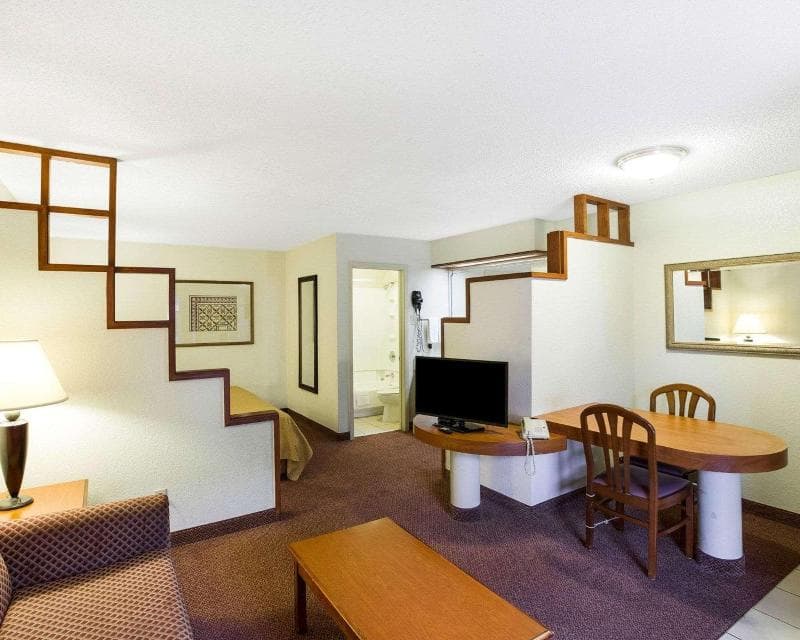 Rodeway Inn & Suites South Of Fiesta Park 3
