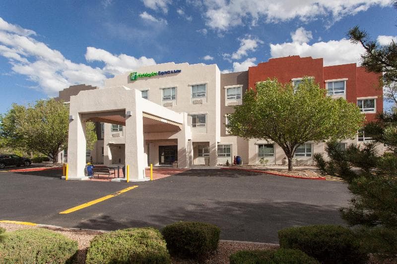 Holiday Inn Express & Suites Santa Fe 2