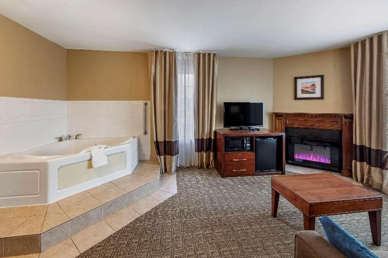 Comfort Inn & Suites Ventura Beach photo 1