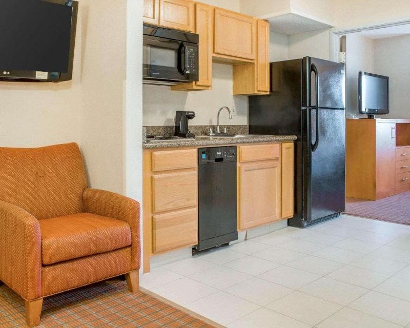 Comfort Suites Auburn Hills 5