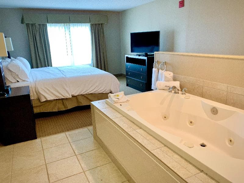 Holiday Inn Express And Suites Olathe North 2