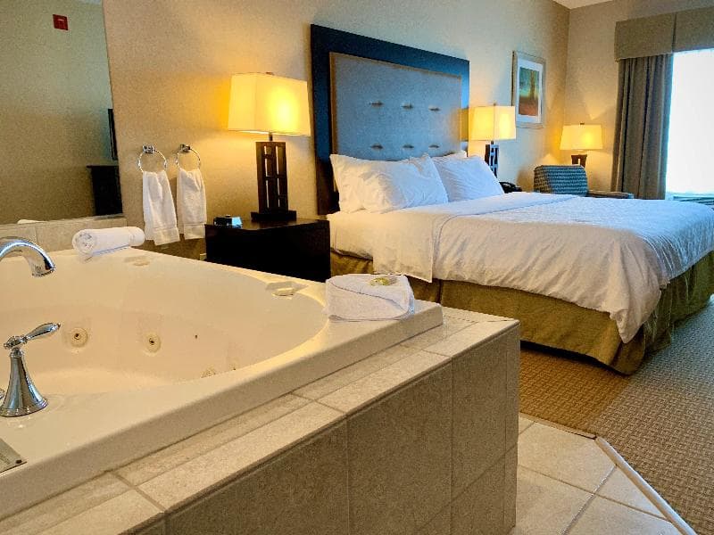 Holiday Inn Express And Suites Olathe North 4