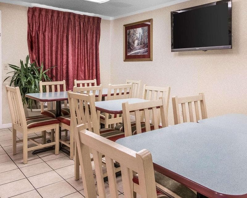 Rodeway Inn 3