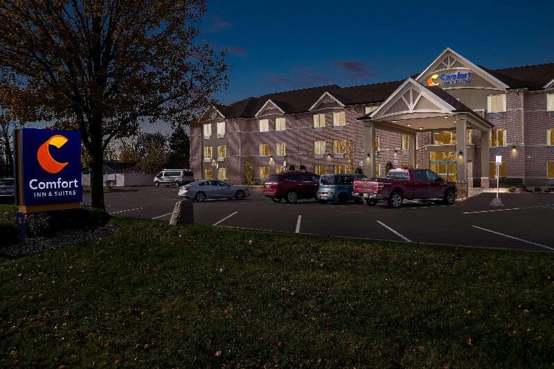 Comfort Inn & Suites 4
