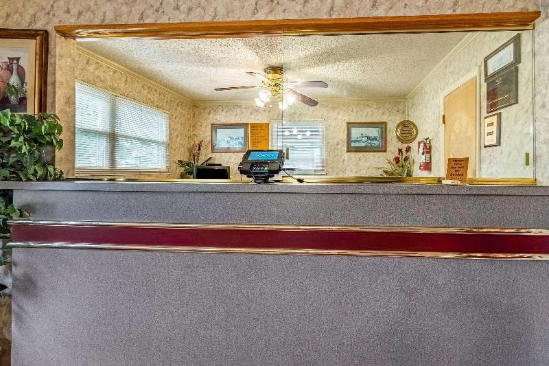 Econo Lodge Worthington 3