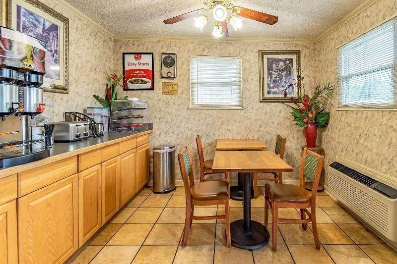 Econo Lodge Worthington 4