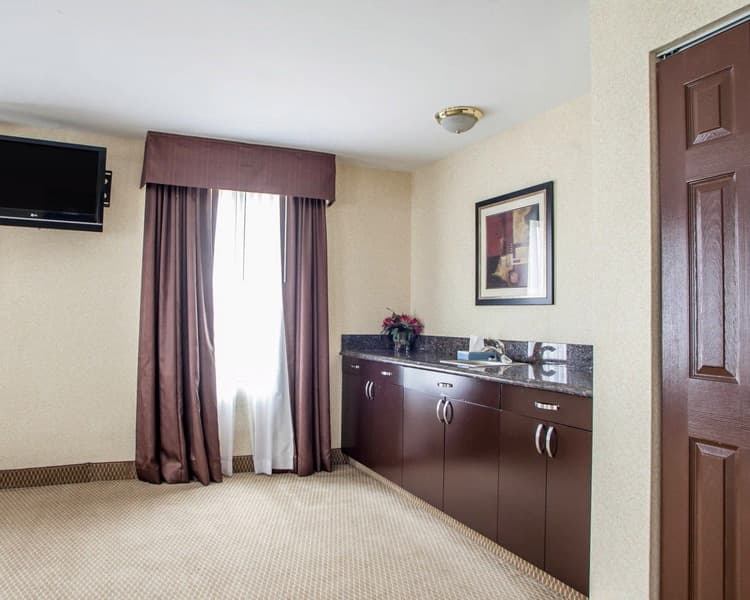 Quality Inn Aurora 3