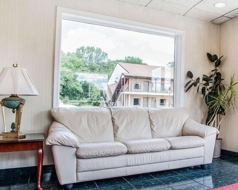 Econo Lodge 4