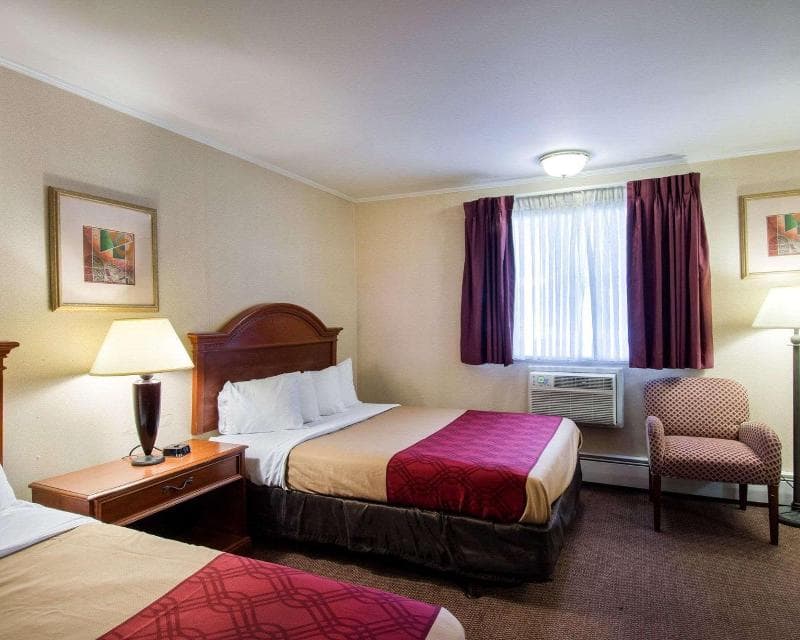 Econo Lodge Inn & Suites main