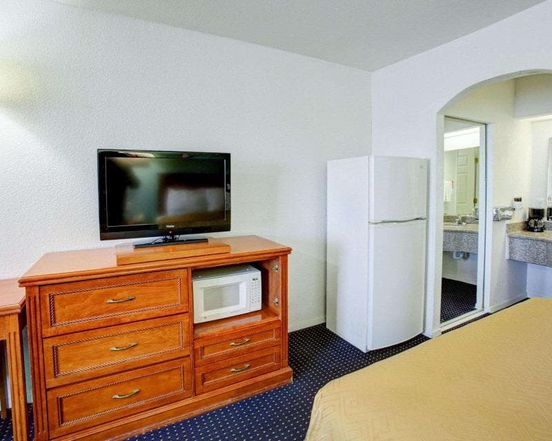 Econo Lodge Temple 5