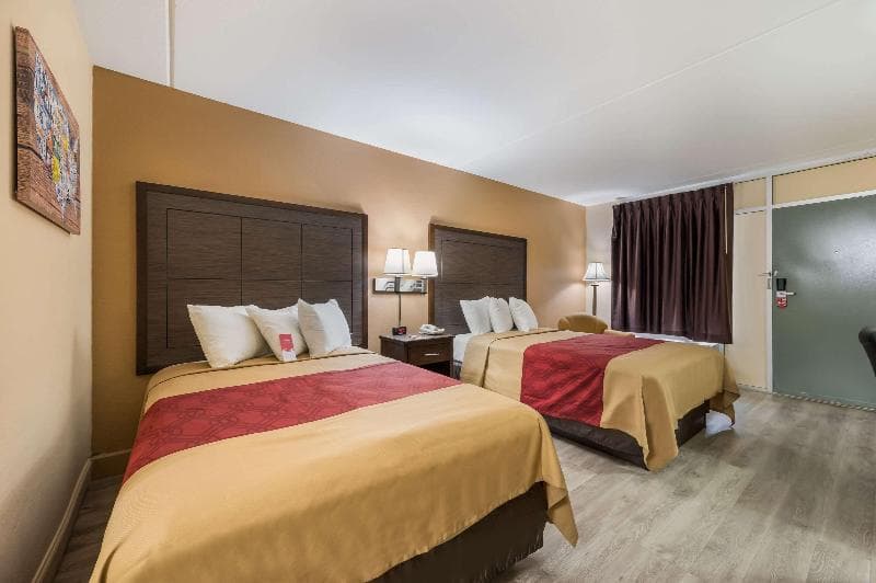 Econo Lodge 3