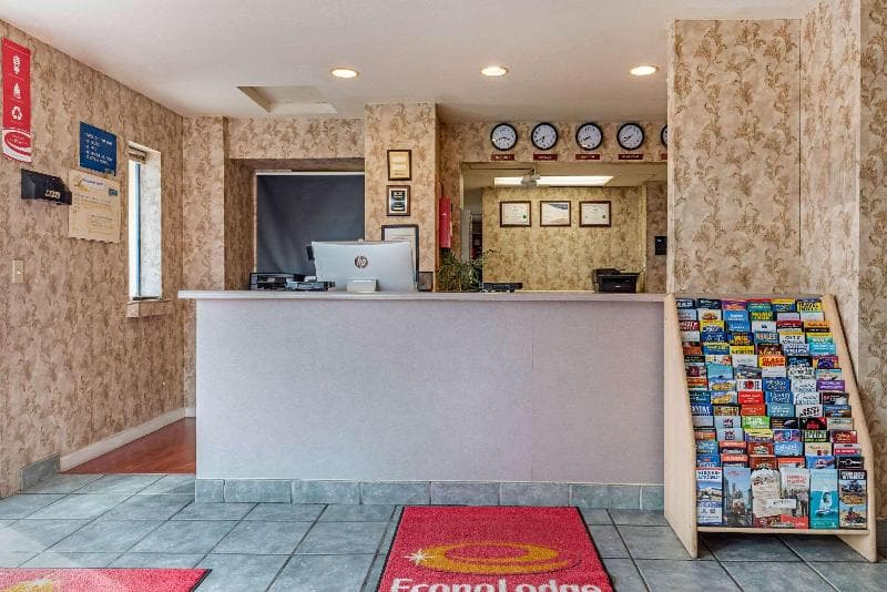 Econo Lodge Bay Breeze 4