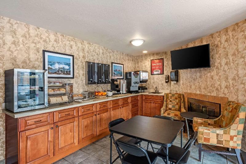 Econo Lodge Bay Breeze 5