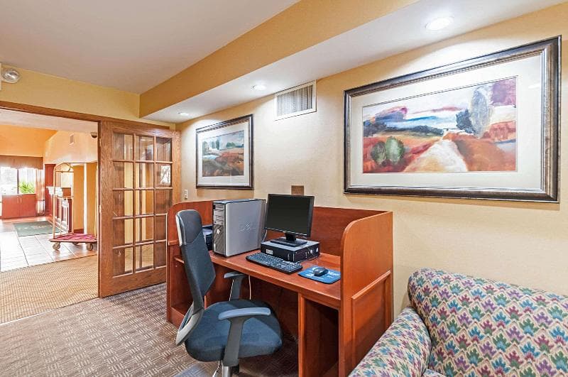 Red Roof Inn & Suites Chestertown main