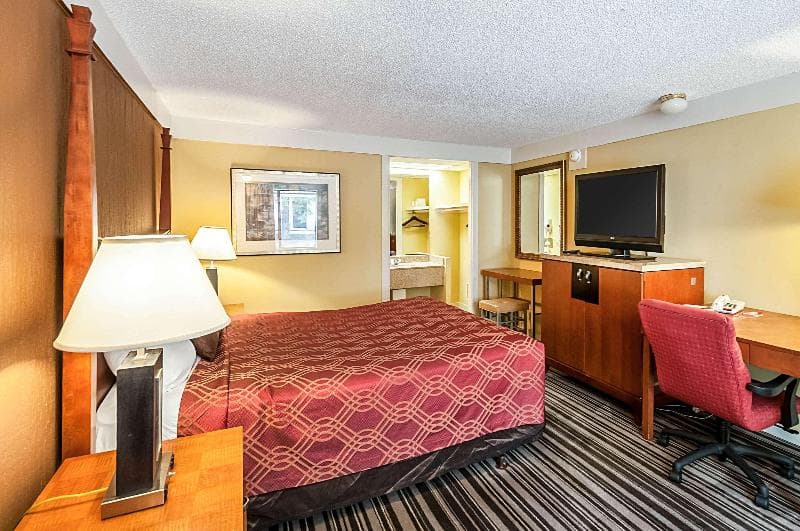 Econo Lodge 2