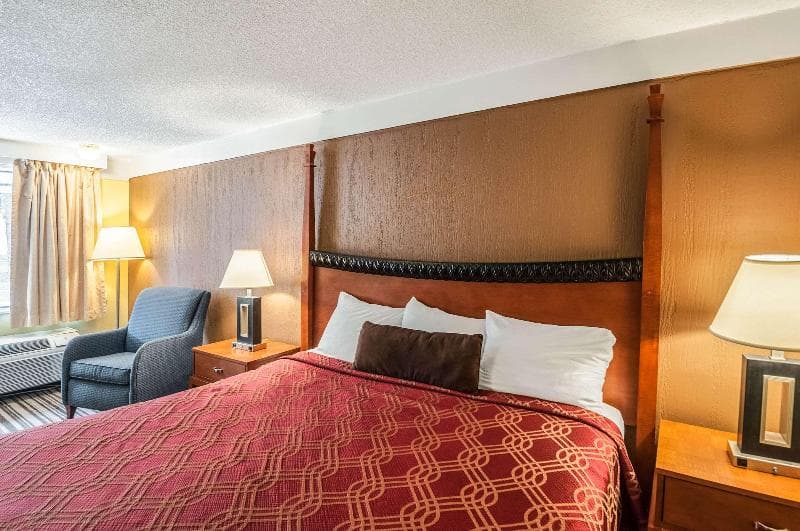 Econo Lodge 3